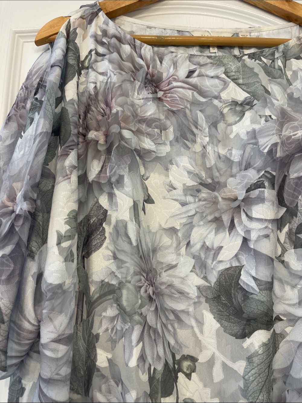 Ted Baker London Clove burnout blouse size 12 grey, white dahlia floral - Picture 4 of 8